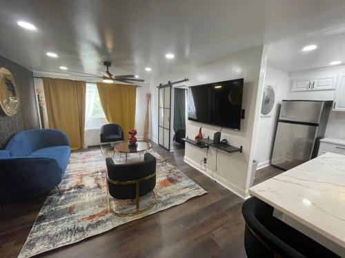 a living room with a blue couch and a tv at Atlanta coz Home king/queen/Twin in Atlanta