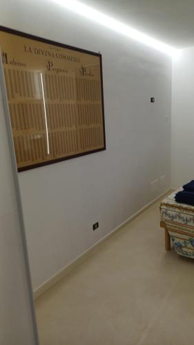 a white room with a sign on the wall at Residenza il Gelsomino in Cantello