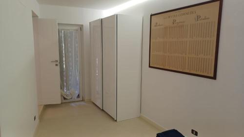 a white room with a picture on the wall at Residenza il Gelsomino in Cantello