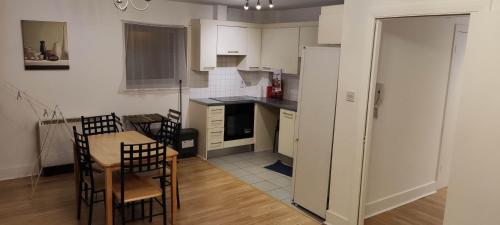 uma cozinha com mesa e cadeiras num quarto em 2 double bedrooms apartment near airport & town em Dublin