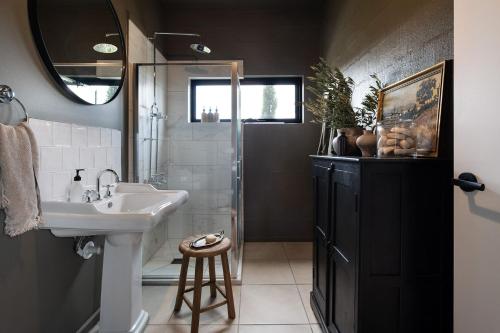 y baño con lavabo y ducha. en Villa Monte Lago, en Glenlyon