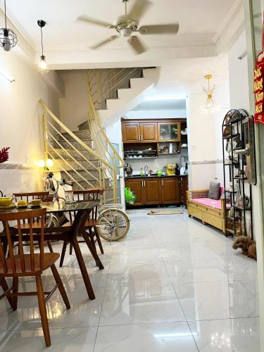 uma sala de estar com uma mesa e uma sala de jantar em Homestay Ms. Hoa em Ho Chi Minh
