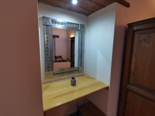 um espelho numa parede num quarto em Cozy, excellent location. em Oaxaca de Juárez