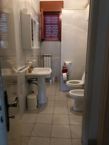 a bathroom with two toilets and a sink at Sans-souci in Nardò