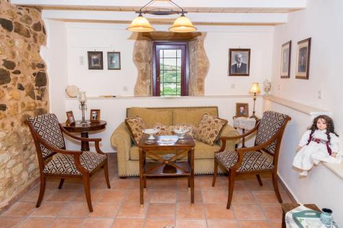 Een zitgedeelte bij Lovely mansion, in Piskokefalo - Crete, by Comfortbnb