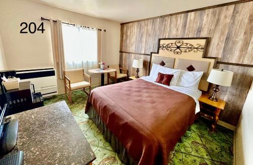 ein Hotelzimmer mit einem großen Bett und einem Fenster in der Unterkunft Alaska Angler's Inn in Soldotna