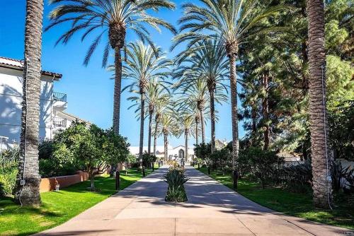 einen Gehweg mit Palmen in einem Park in der Unterkunft Luxury Villa at Omni La Costa Resort & Spa in Carlsbad