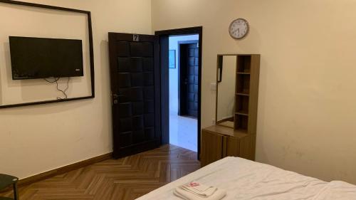 Televisyen dan/atau pusat hiburan di 62hills hotel ayubia