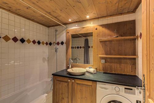 een badkamer met een wastafel en een wasmachine bij Apartment Villa Vallet 1, Alpes Travel, Chamonix Old Town, Sleeps 6 in Chamonix-Mont-Blanc