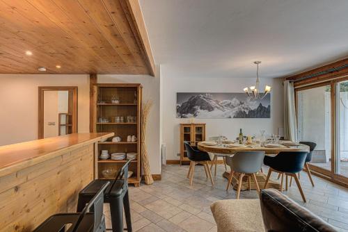 une salle à manger avec une table et des chaises dans l'établissement Apartment Villa Vallet 1, Alpes Travel, Chamonix Old Town, Sleeps 6, à Chamonix-Mont-Blanc