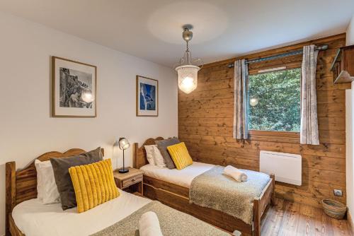 een slaapkamer met 2 bedden en een raam bij Apartment Villa Vallet 1, Alpes Travel, Chamonix Old Town, Sleeps 6 in Chamonix-Mont-Blanc