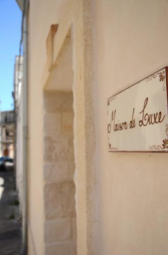 a sign on the side of a building that reads i listen to love at Maison de luxe in Francavilla Fontana