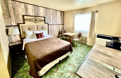 a hotel room with a bed and a window at Alaska Angler's Inn in Soldotna