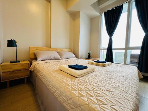 a bedroom with a bed with two towels on it at 1br Apartments Mactan New Town free Pool free Beach near Airport Ocean view in Punta Engaño