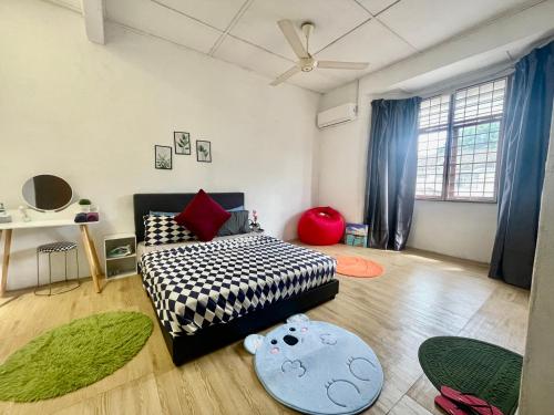 En eller flere senge i et værelse på Cozy 10 Entire House 4 Bedroom At Alma Bukit Mertajam