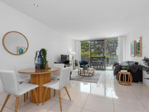 Χώρος καθιστικού στο Beachside Haven Modern Townhouse with Pool