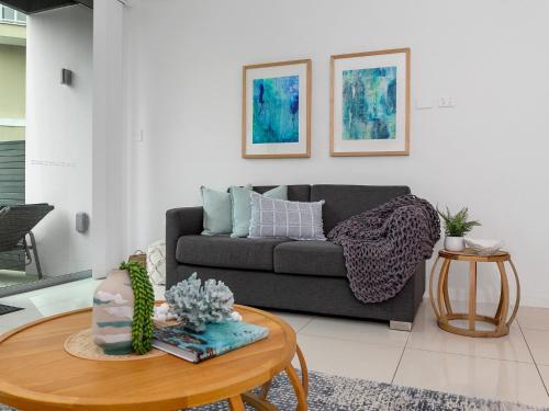 Χώρος καθιστικού στο Beachside Haven Modern Townhouse with Pool