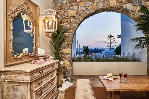 Pokój z dużym lustrem i drewnianą komodą w obiekcie Aqua Mykonos Suites - Adults Only w mieście Tourlos