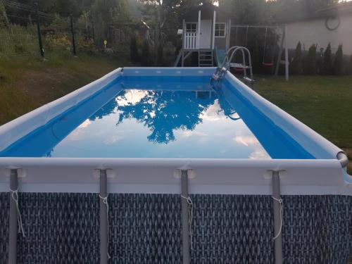 - une vue sur la piscine dotée d'un trampoline dans l'établissement Osada Kępki, à Wisła