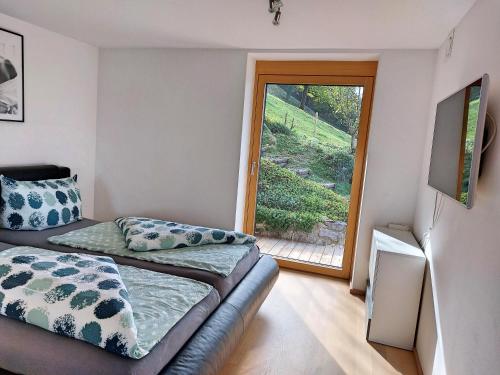 Un pat sau paturi într-o cameră la Wohnung *AusZeit*
