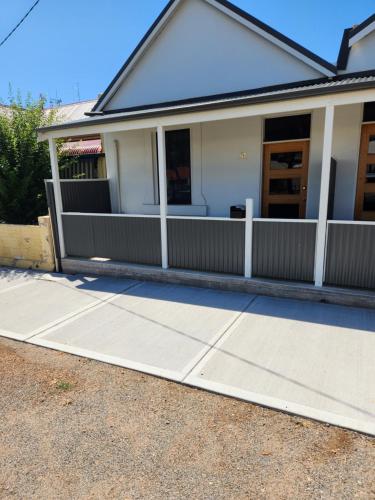 布罗肯希尔City Villa 41 Blende st Broken Hill NSW 2880的房屋前的车道