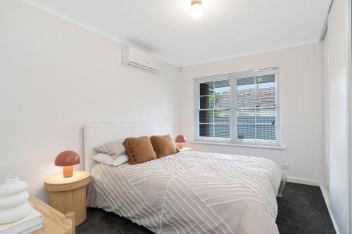 Ένα ή περισσότερα κρεβάτια σε δωμάτιο στο Prime Location 2 Bed Renovated in Royston Park