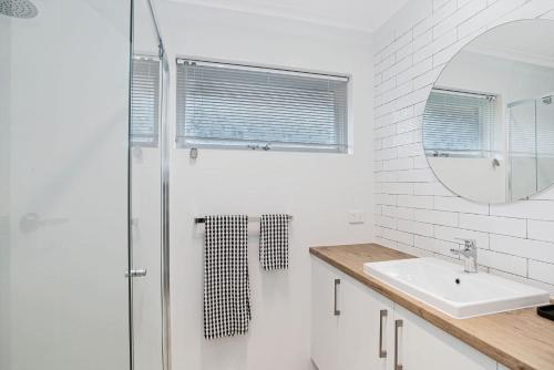 Ένα μπάνιο στο Prime Location 2 Bed Renovated in Royston Park
