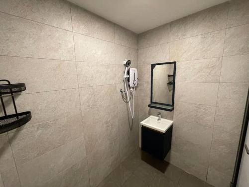 een badkamer met een wastafel en een telefoon aan de muur bij 1BR 2bathroom 6px v Pool Table nr USM n Nam Wah Ee in Gelugor
