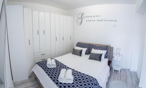 sypialnia z łóżkiem z niebieską i białą pościelą w obiekcie Apartman M w mieście Knin