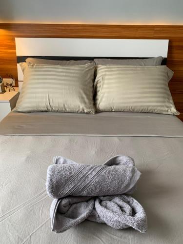 Ένα ή περισσότερα κρεβάτια σε δωμάτιο στο Neat and Cozy Minimalist Studio