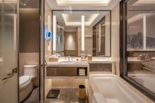 Baðherbergi á Four Points by Sheraton Wuhan, Jiangxia