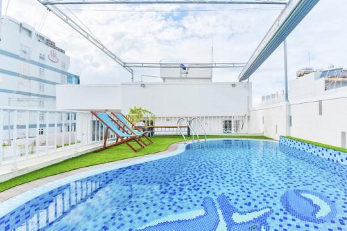 une piscine sur le toit d'un bâtiment dans l'établissement Annie Danang Hotel & Apartment, à Đà Nẵng