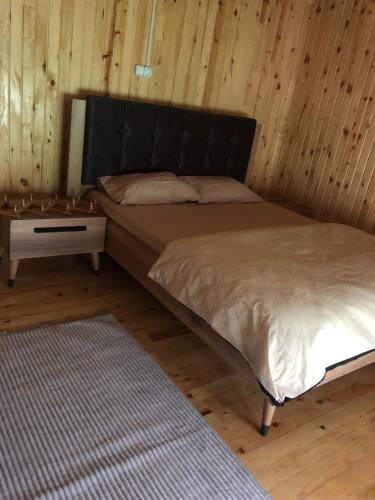 Un pat sau paturi într-o cameră la Gürpınar Alabalık tesisi Apart
