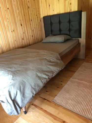 Un pat sau paturi într-o cameră la Gürpınar Alabalık tesisi Apart
