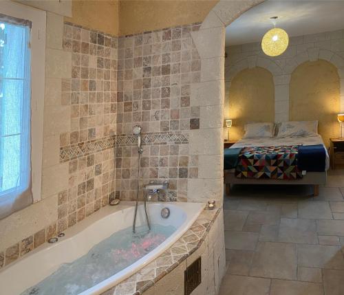 Bilik mandi di Gîte avec jacuzzi, et accès privé à la rivière