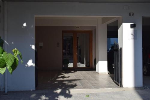 un ingresso a una casa con porta di G & A APARTMENT a Orestias