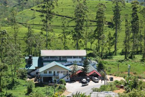 eine Luftansicht eines Hauses auf einem Hügel in der Unterkunft Hill Cool Hotel & Restaurant in Hatton