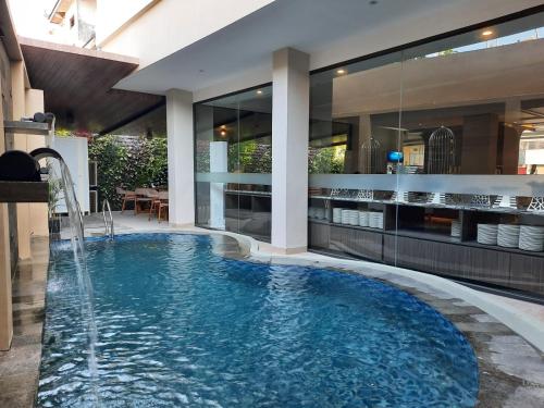 Bazén v ubytování Front One Gosyen Hotel Salatiga nebo v jeho okolí