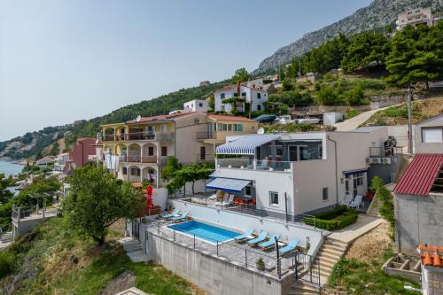 ein Haus auf einem Hügel mit Pool in der Unterkunft Pool Apartments Sweet Oasis Omiš - Happy Rentals in Lokva Rogoznica