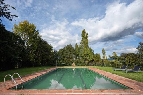 een zwembad in het midden van een tuin bij Mas Garriga Turisme Rural in Girona