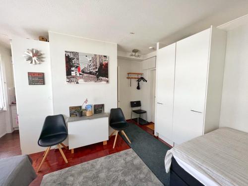 Postel nebo postele na pokoji v ubytování Sweethome Studio 48 City Center Аlbertinkatu