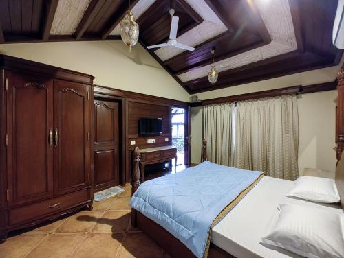um quarto com uma cama e uma secretária em Heaven Villa em Panchgani