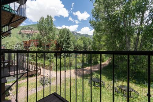 d'un balcon avec vue sur la cour. dans l'établissement Manitou Lodge 7 Hotel Room, à Telluride