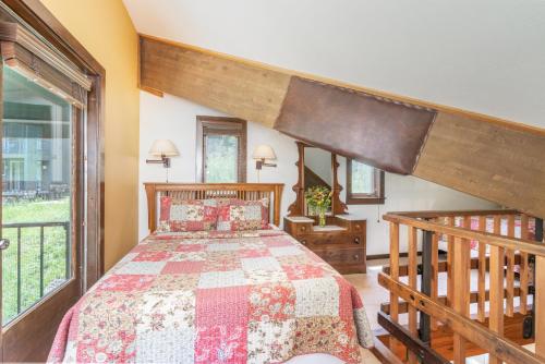 - une chambre avec un lit et une grande fenêtre dans l'établissement Manitou Lodge 7 Hotel Room, à Telluride
