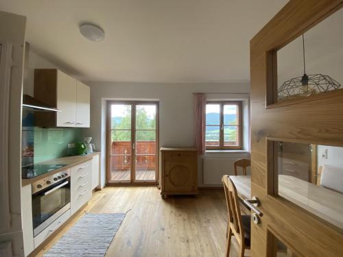 een keuken met witte kasten en een houten vloer bij Villa Hansalhof, Wohnung Rosenduft in Mariapfarr