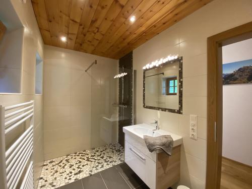 een badkamer met een wastafel en een spiegel bij Villa Hansalhof, Wohnung Rosenduft in Mariapfarr