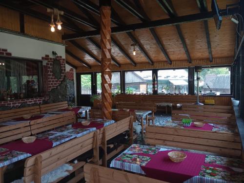 Un restaurant sau alt loc unde se poate mânca la Vila Rina