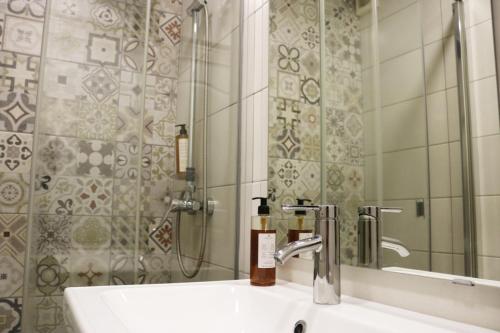 La salle de bains est pourvue d'un lavabo et d'une douche. dans l'établissement MonResidence Bellavista, à Manresa