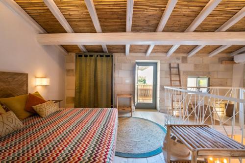 um quarto com uma cama e uma escada num quarto em La dimora Elia' em Muro Leccese