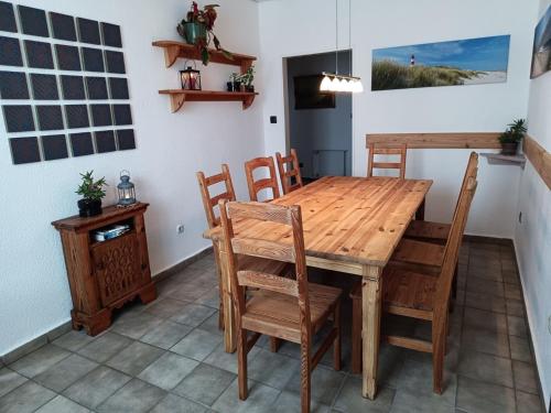 - une salle à manger avec une table et des chaises en bois dans l'établissement Kutscherwohnung, à Kiel